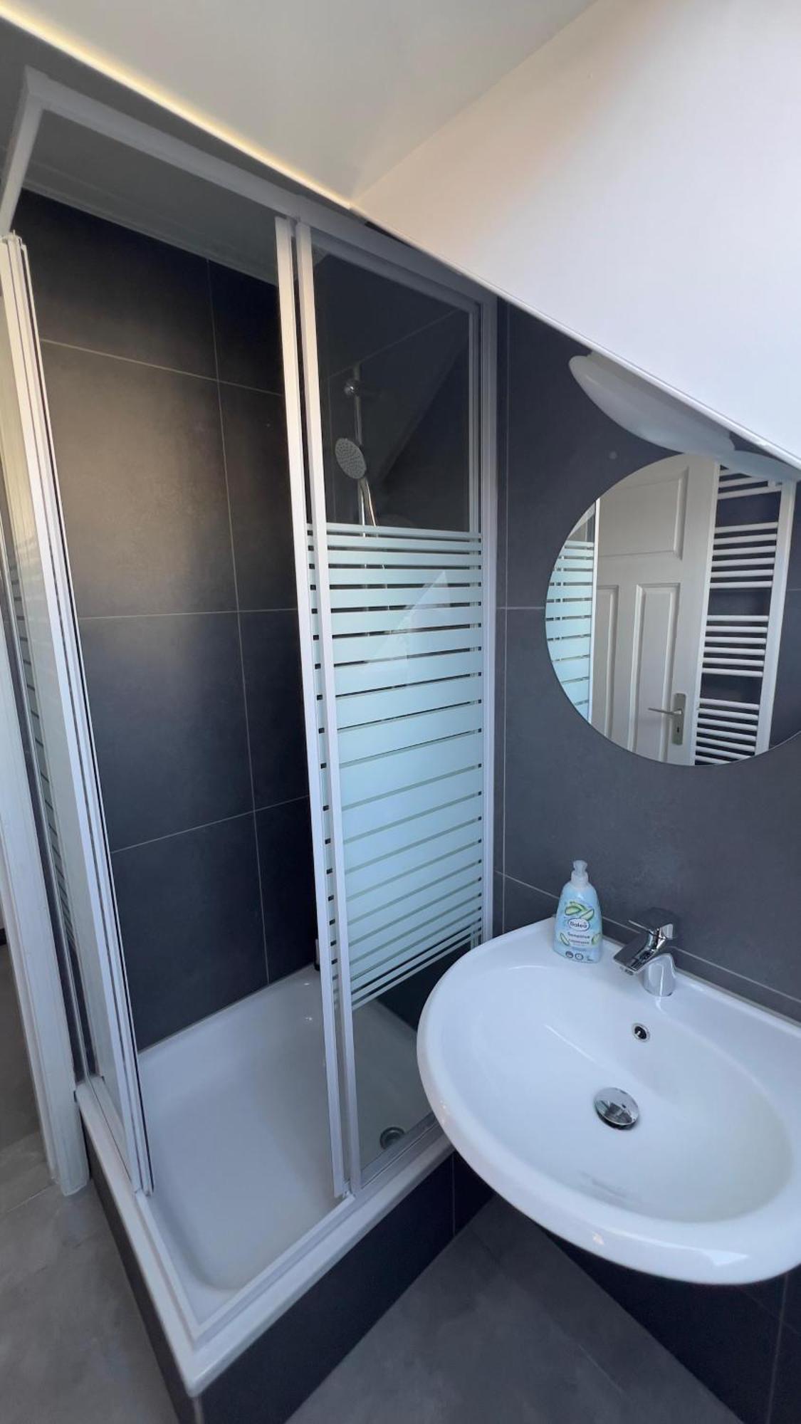 Modernes Apartment Mit 2 Schlafzimmern Und Privatparkplatz Nahe Innenstadt Ноймюнстер Екстер'єр фото