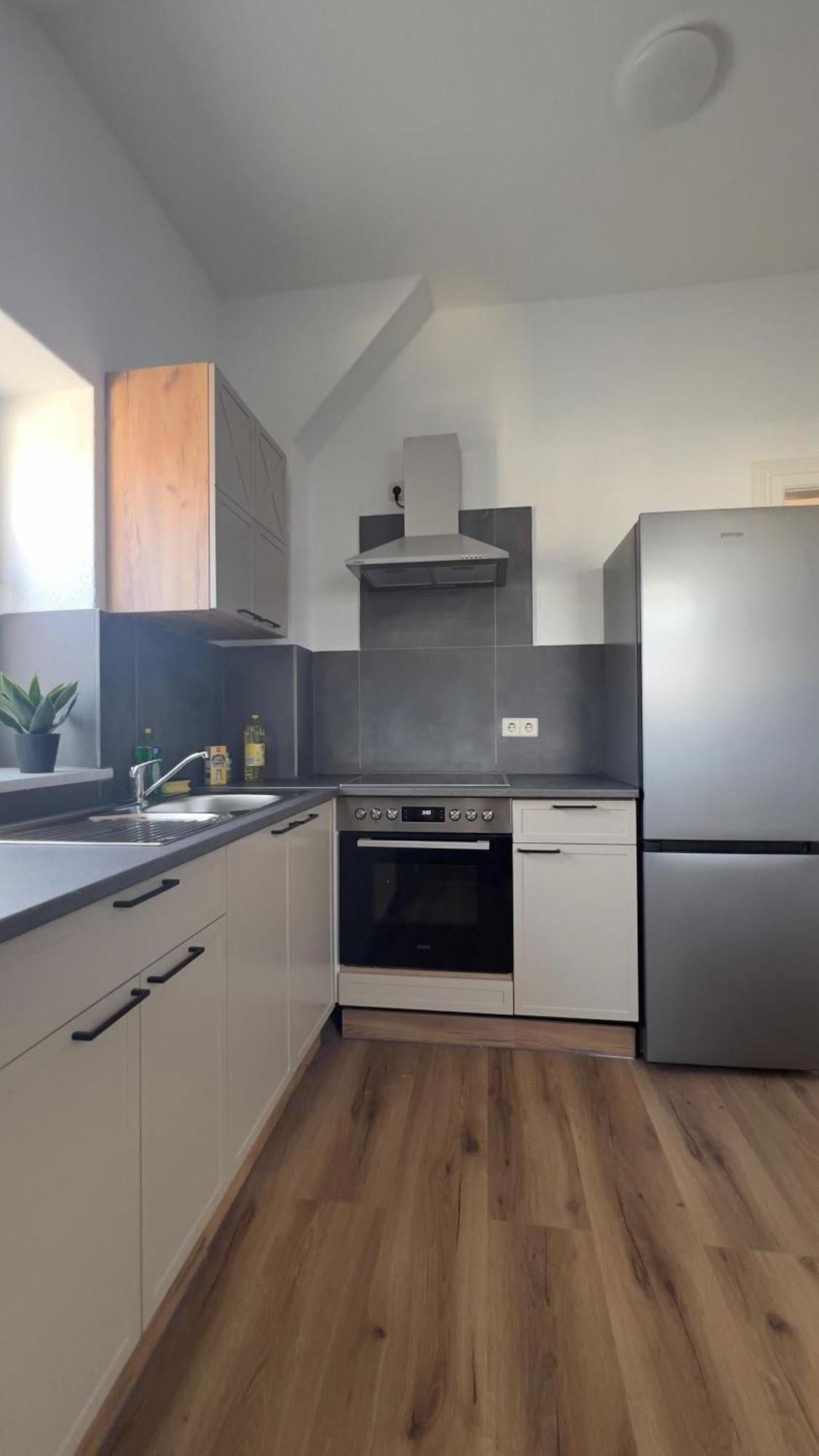 Modernes Apartment Mit 2 Schlafzimmern Und Privatparkplatz Nahe Innenstadt Ноймюнстер Екстер'єр фото